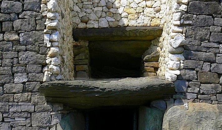 Roof-box that controls the light coming into the passage during the solstice
